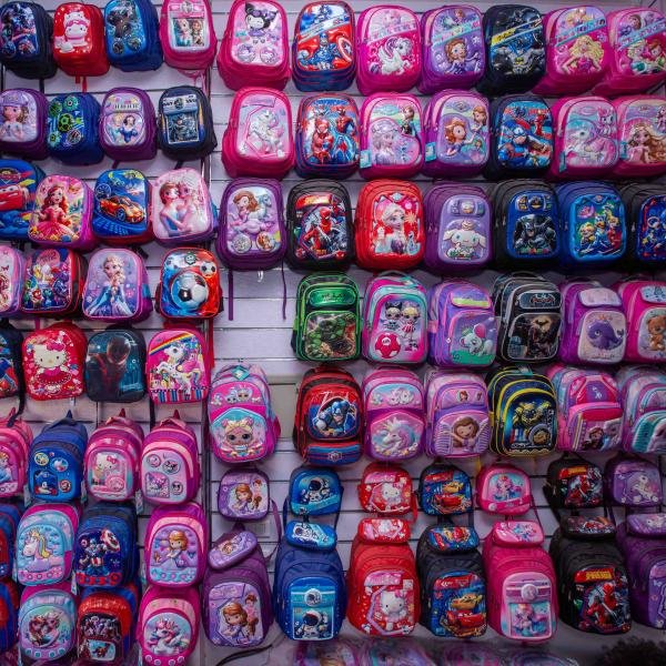 شنطة ظهر مدرسية  بسعة كبيرة مقاومة للماء من عالم الشنطة